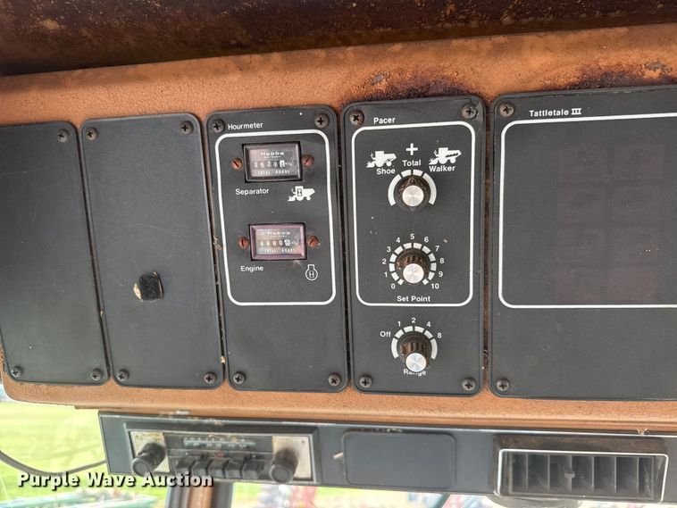 image for item NA9927 1984 Gleaner L3 combine