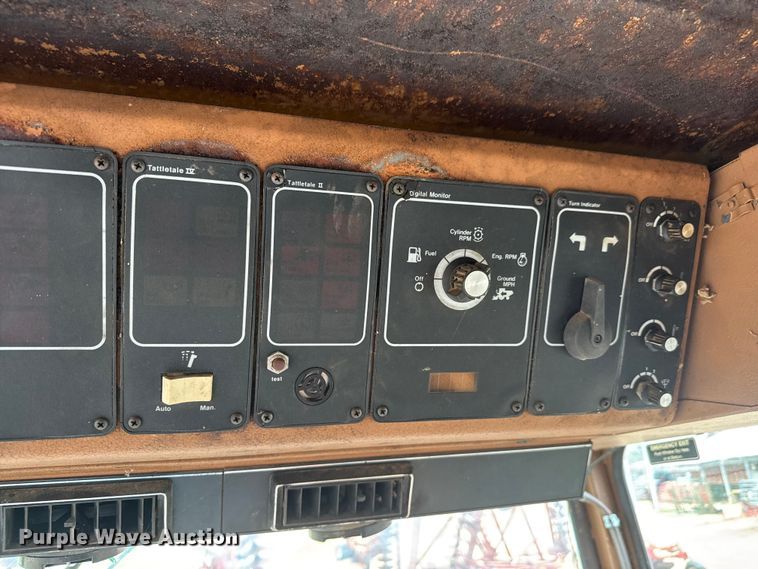 image for item NA9927 1984 Gleaner L3 combine