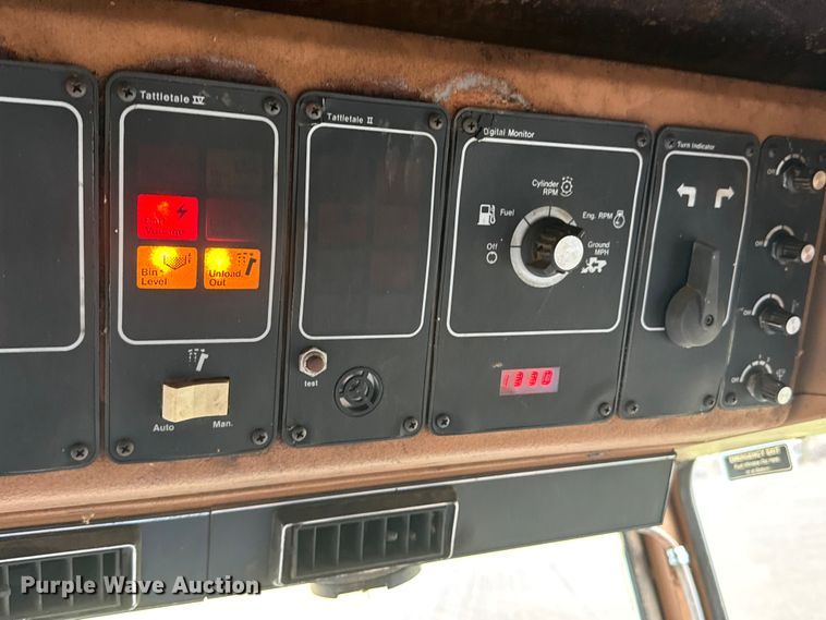 image for item NA9927 1984 Gleaner L3 combine