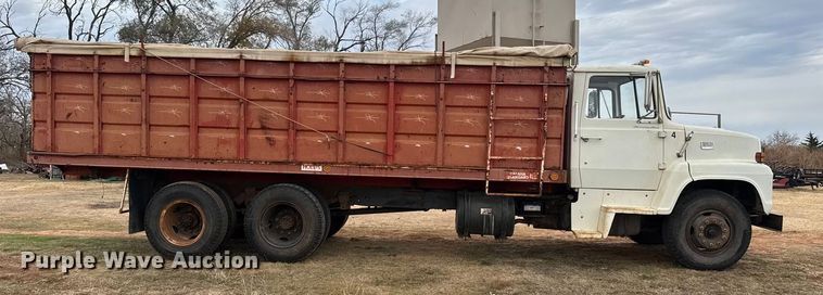 image for item NA9932 1975 Ford 750 grain truck