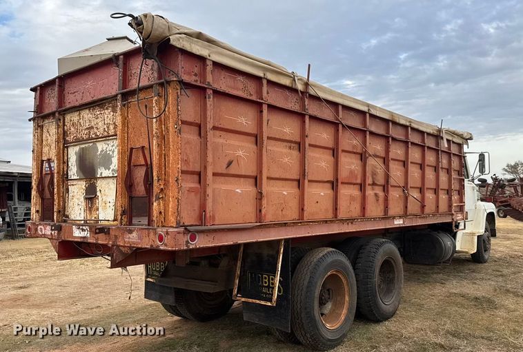 image for item NA9932 1975 Ford 750 grain truck