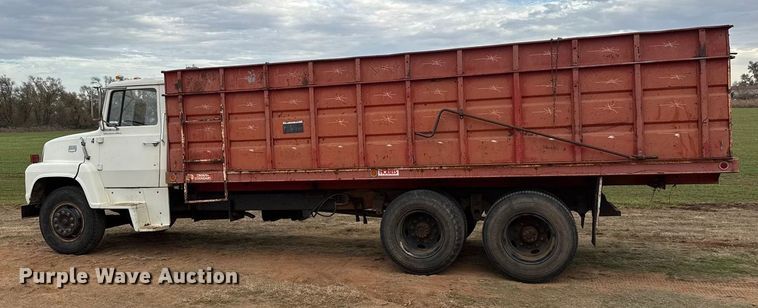 image for item NA9932 1975 Ford 750 grain truck