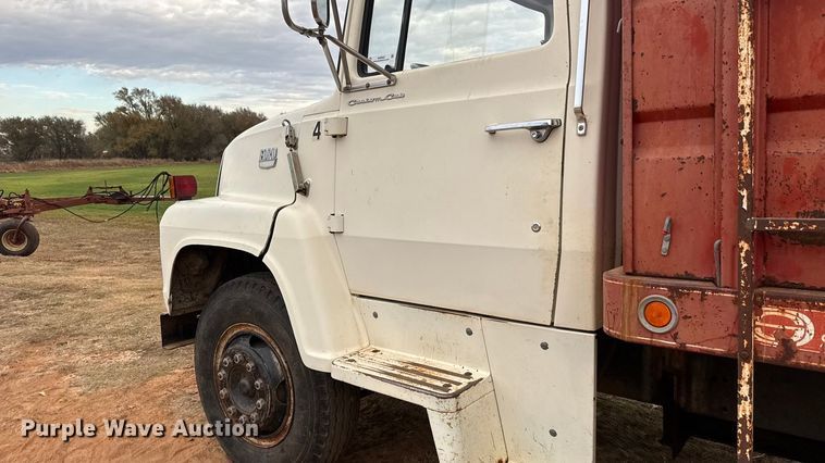 image for item NA9932 1975 Ford 750 grain truck