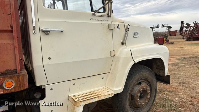 image for item NA9932 1975 Ford 750 grain truck