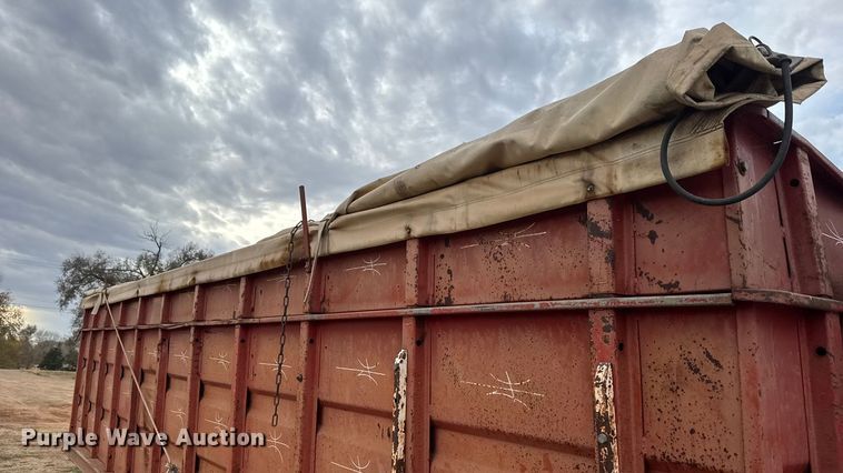 image for item NA9932 1975 Ford 750 grain truck