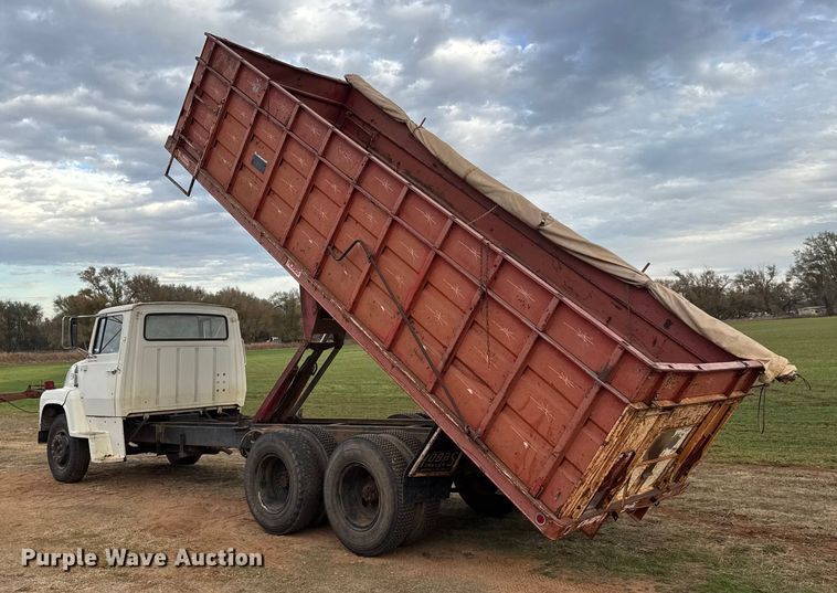 image for item NA9932 1975 Ford 750 grain truck