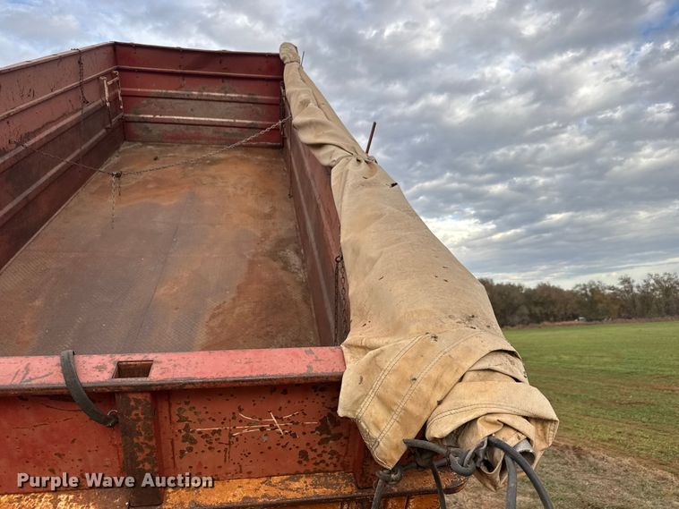 image for item NA9932 1975 Ford 750 grain truck