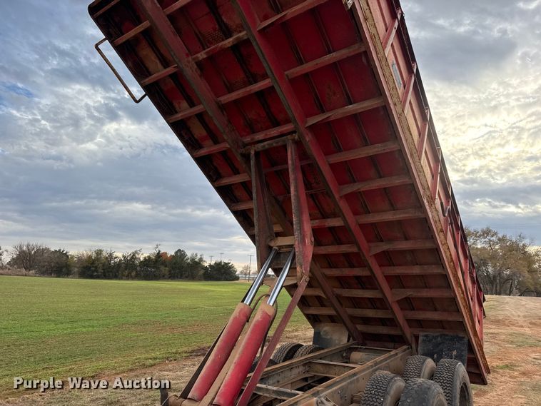 image for item NA9932 1975 Ford 750 grain truck