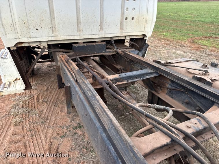 image for item NA9932 1975 Ford 750 grain truck