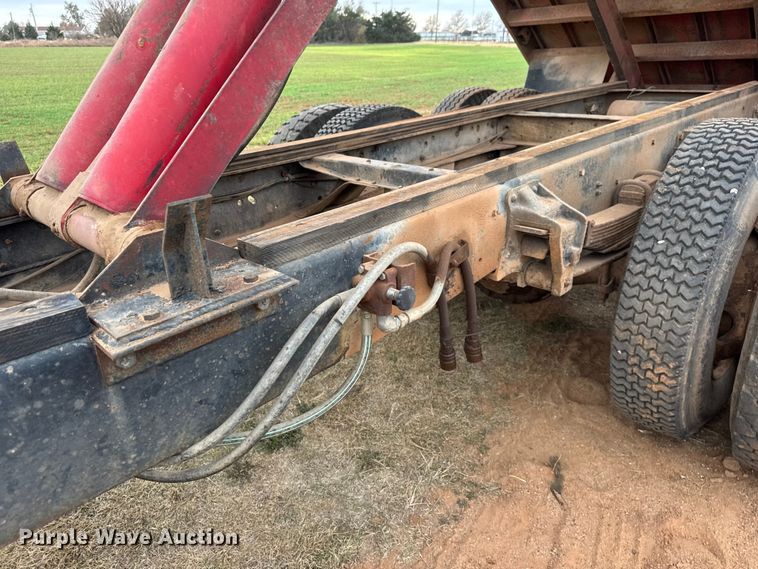 image for item NA9932 1975 Ford 750 grain truck