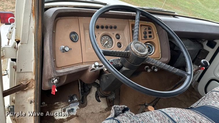 image for item NA9932 1975 Ford 750 grain truck