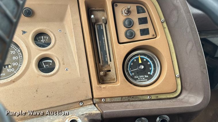 image for item NA9932 1975 Ford 750 grain truck