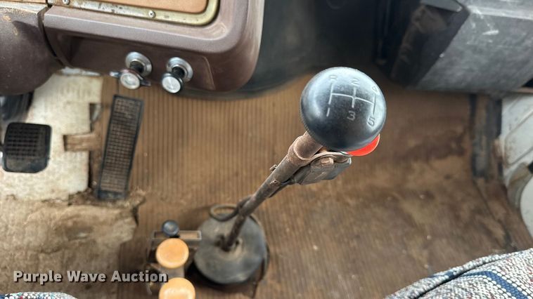 image for item NA9932 1975 Ford 750 grain truck