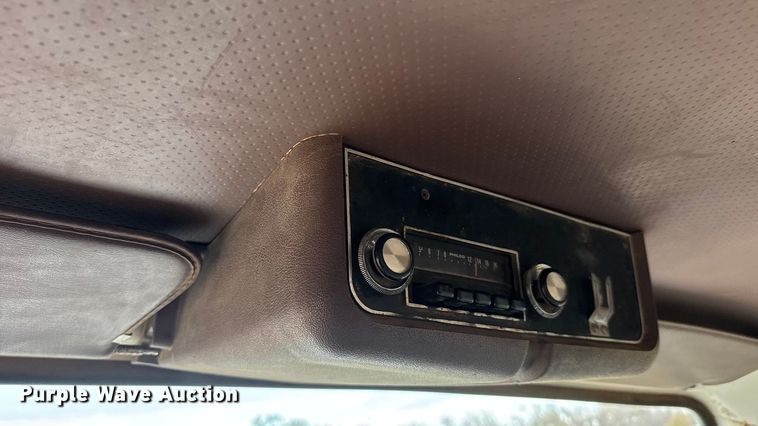 image for item NA9932 1975 Ford 750 grain truck