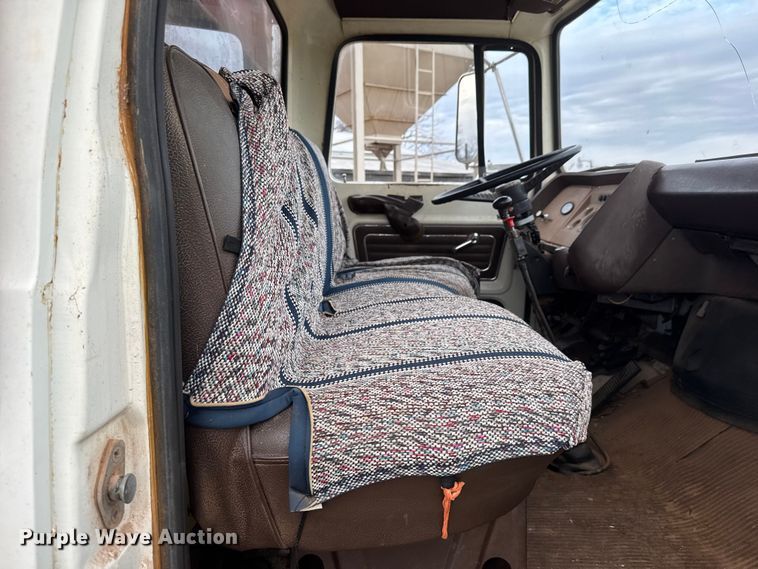 image for item NA9932 1975 Ford 750 grain truck