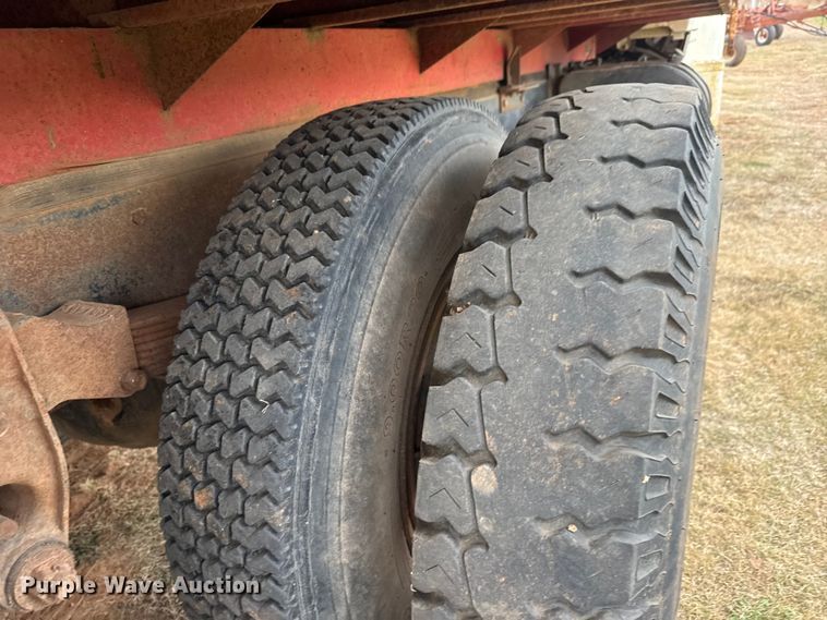 image for item NA9932 1975 Ford 750 grain truck