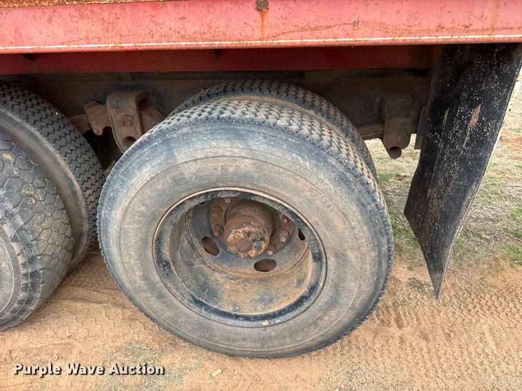 image for item NA9932 1975 Ford 750 grain truck