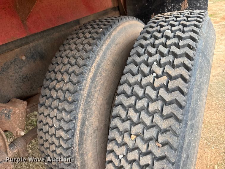 image for item NA9932 1975 Ford 750 grain truck