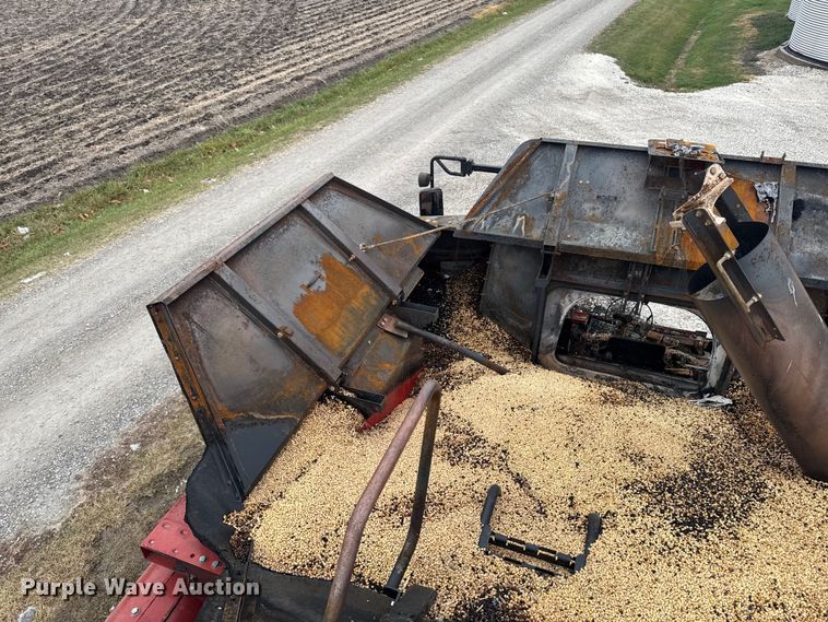 image for item YA1616 Case IH 8120 combine