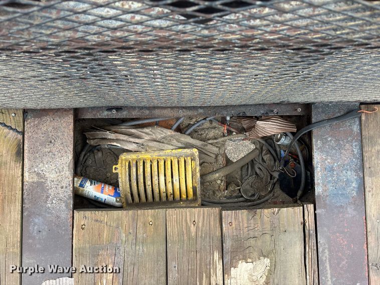 image for item DK0044 2003 AMC Holland flatbed trailer