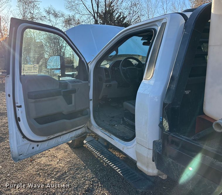 image for item DK0170 2022 Ford F350 Super Duty flatbed pickup truck