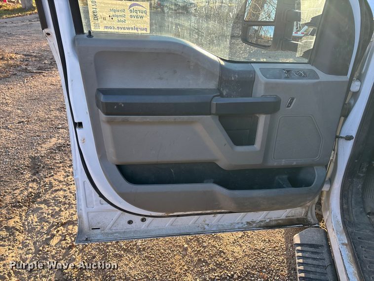 image for item DK0170 2022 Ford F350 Super Duty flatbed pickup truck