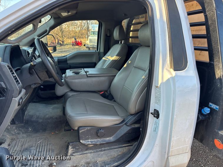 image for item DK0170 2022 Ford F350 Super Duty flatbed pickup truck