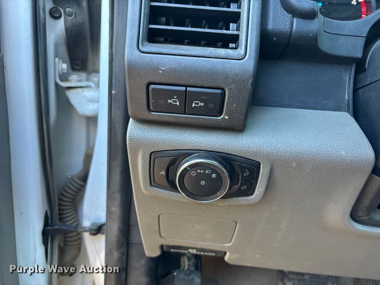 image for item DK0170 2022 Ford F350 Super Duty flatbed pickup truck