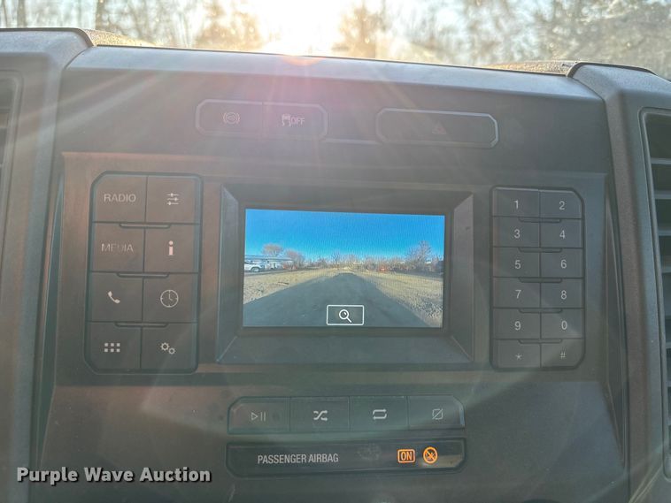 image for item DK0170 2022 Ford F350 Super Duty flatbed pickup truck