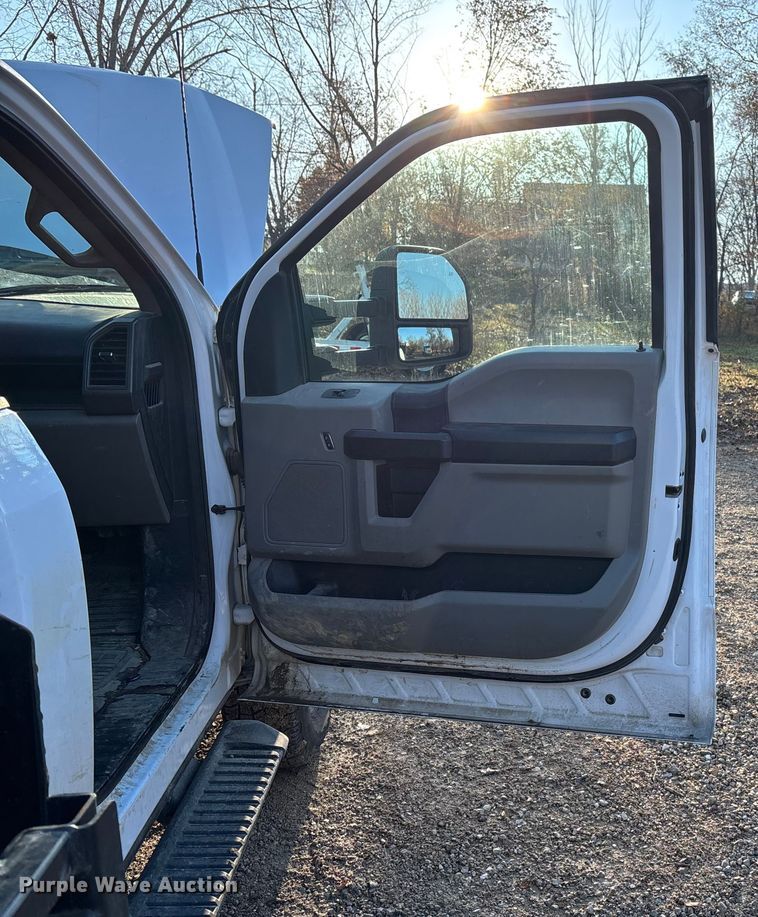 image for item DK0170 2022 Ford F350 Super Duty flatbed pickup truck