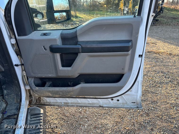 image for item DK0170 2022 Ford F350 Super Duty flatbed pickup truck