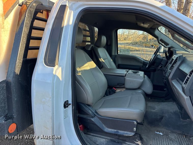 image for item DK0170 2022 Ford F350 Super Duty flatbed pickup truck