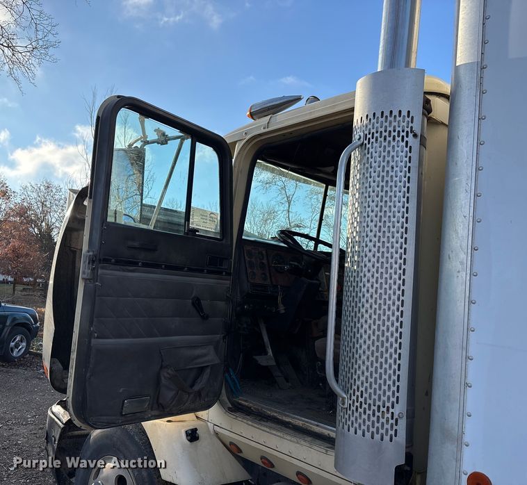 image for item DK0171 1994 International 9200 9200 box truck