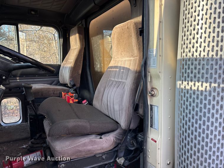 image for item DK0171 1994 International 9200 9200 box truck