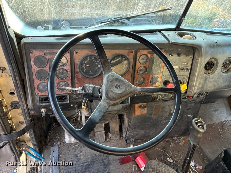 image for item DK0171 1994 International 9200 9200 box truck