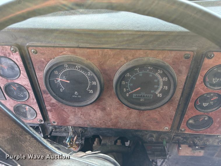 image for item DK0171 1994 International 9200 9200 box truck