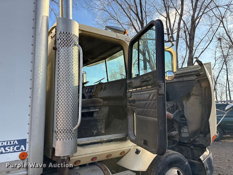 image for item DK0171 1994 International 9200 9200 box truck