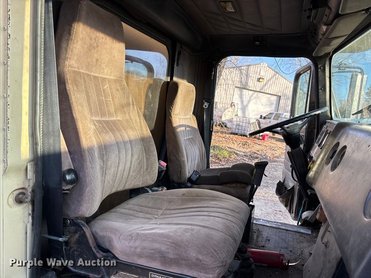 image for item DK0171 1994 International 9200 9200 box truck