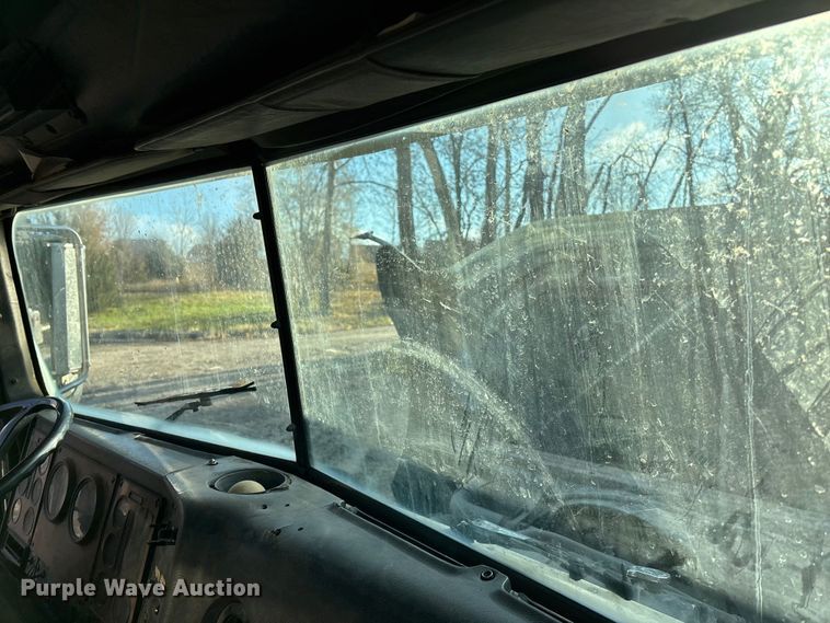 image for item DK0171 1994 International 9200 9200 box truck