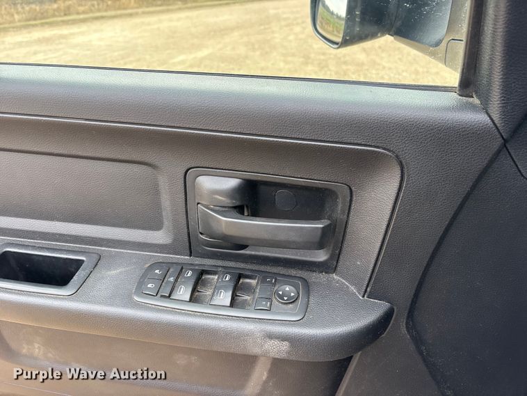 image for item DM1992 2016 RAM 3500HD Crew Cab flatbed pickup truck