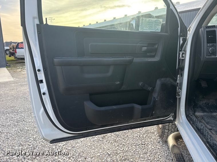 image for item DQ4146 2018 RAM 3500HD flatbed pickup truck