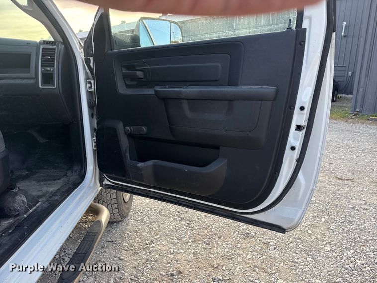 image for item DQ4146 2018 RAM 3500HD flatbed pickup truck