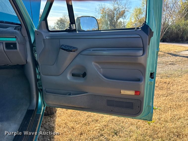 image for item DQ4151 1995 Ford Bronco SUV