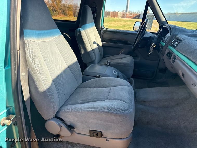 image for item DQ4151 1995 Ford Bronco SUV