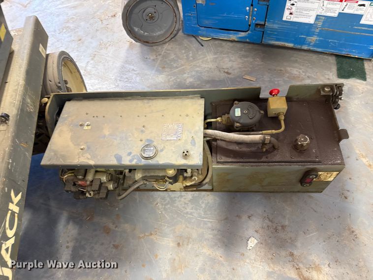 image for item DQ7748 Skyjack SJIII 4632 scissor lift