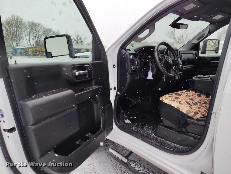 image for item DT0792 2022 GMC Sierra 3500HD Crew Cab flatbed pickup truck