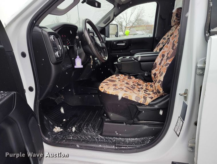 image for item DT0792 2022 GMC Sierra 3500HD Crew Cab flatbed pickup truck