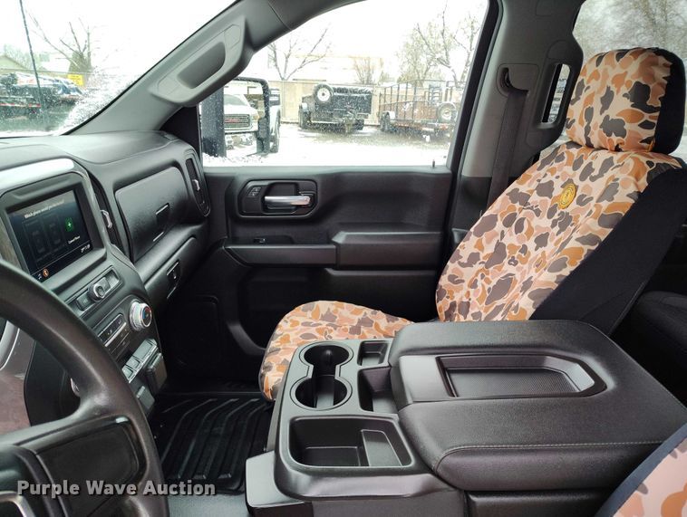 image for item DT0792 2022 GMC Sierra 3500HD Crew Cab flatbed pickup truck