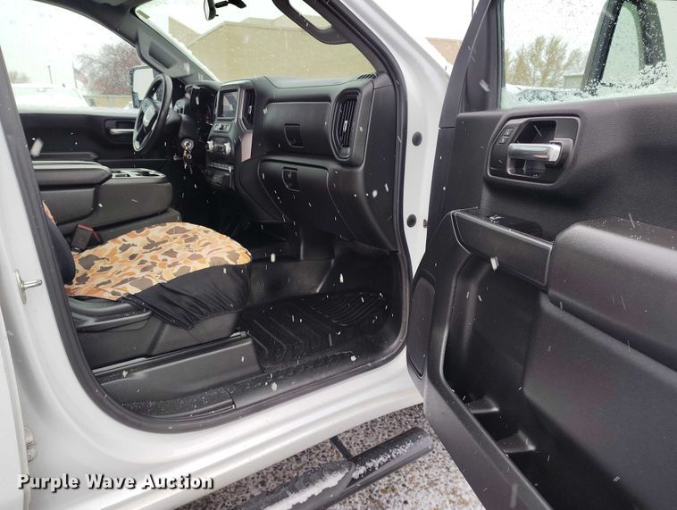 image for item DT0792 2022 GMC Sierra 3500HD Crew Cab flatbed pickup truck