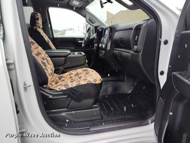 image for item DT0792 2022 GMC Sierra 3500HD Crew Cab flatbed pickup truck